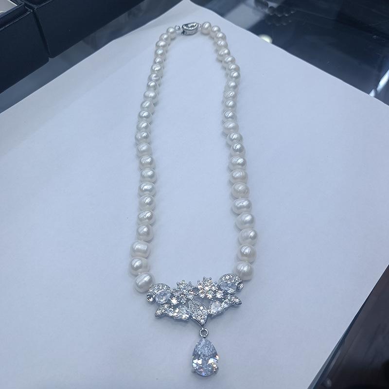 Elegant Korean Style Freshwater Pearl Silver Water Drop Pendant Necklace for Women with Gentle Clavicle Chain and Oval Accent.