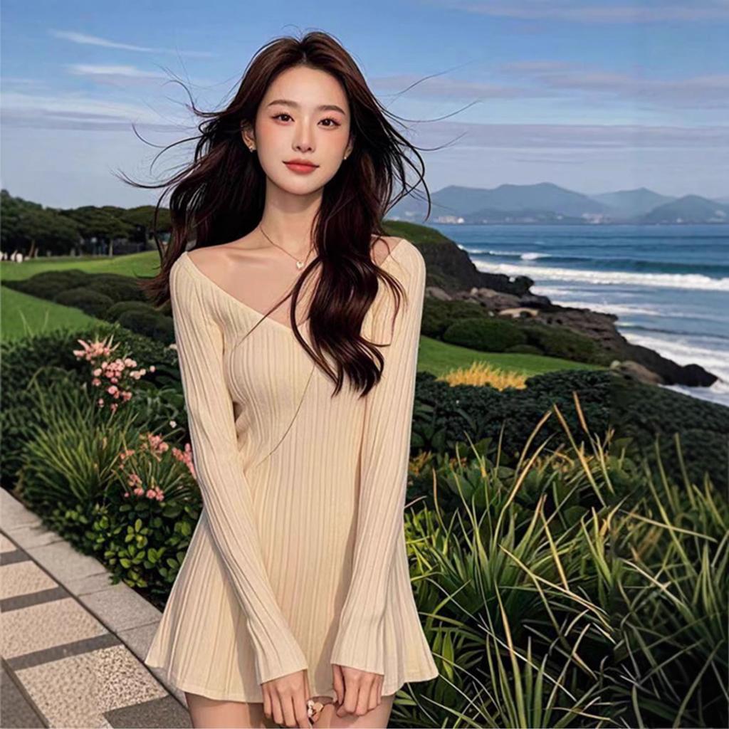 2026 early autumn new temperament waist thin knitted V-neck A word waist pinched short dress dress children sexy pure desire