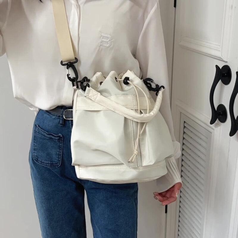 Damska torebka na ramię z plisami i ściąganym zamknięciem