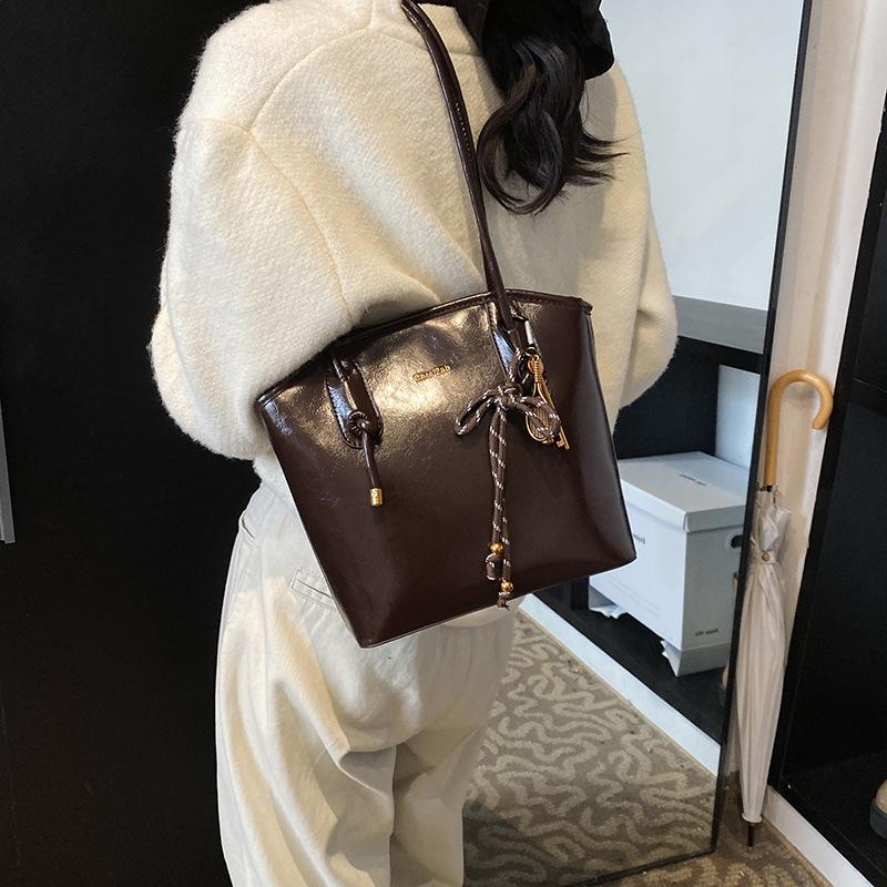 

Premium sense retro large-capacity bag women s 2025 new autumn and winter commuter shoulder bag portable tote bag 27*8.5*23.5