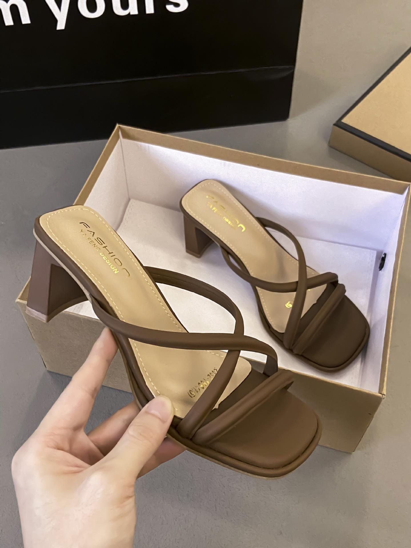 

Шлепанцы на толстом каблуке женские летние 2025 новая мода на среднем каблуке большого размера с квадратным носком босоножки с открытым носком 39 коричневый