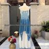 Indigo Handgefärbtes Kleid mit taillierter Taille und Schulterträgern