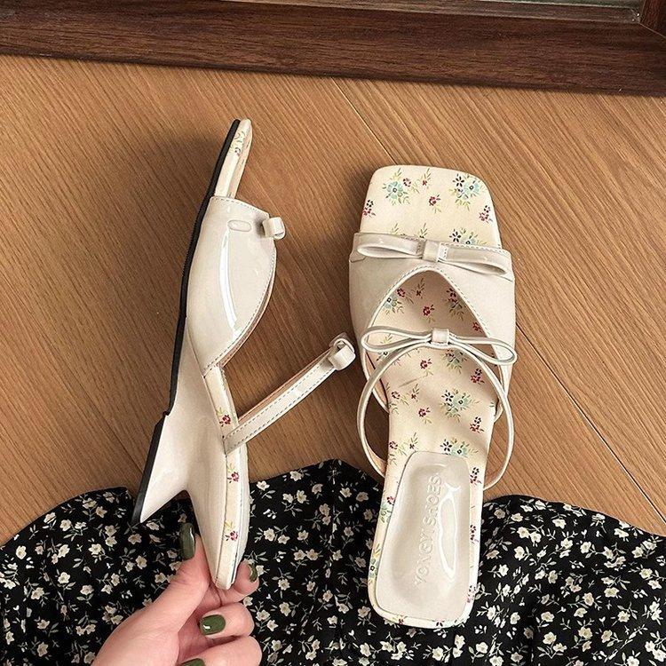Nischen-Sandalen aus Frankreich tragen neue Sommer-einfache Strass-Rock-Stiletto-Kühl-Hausschuhe