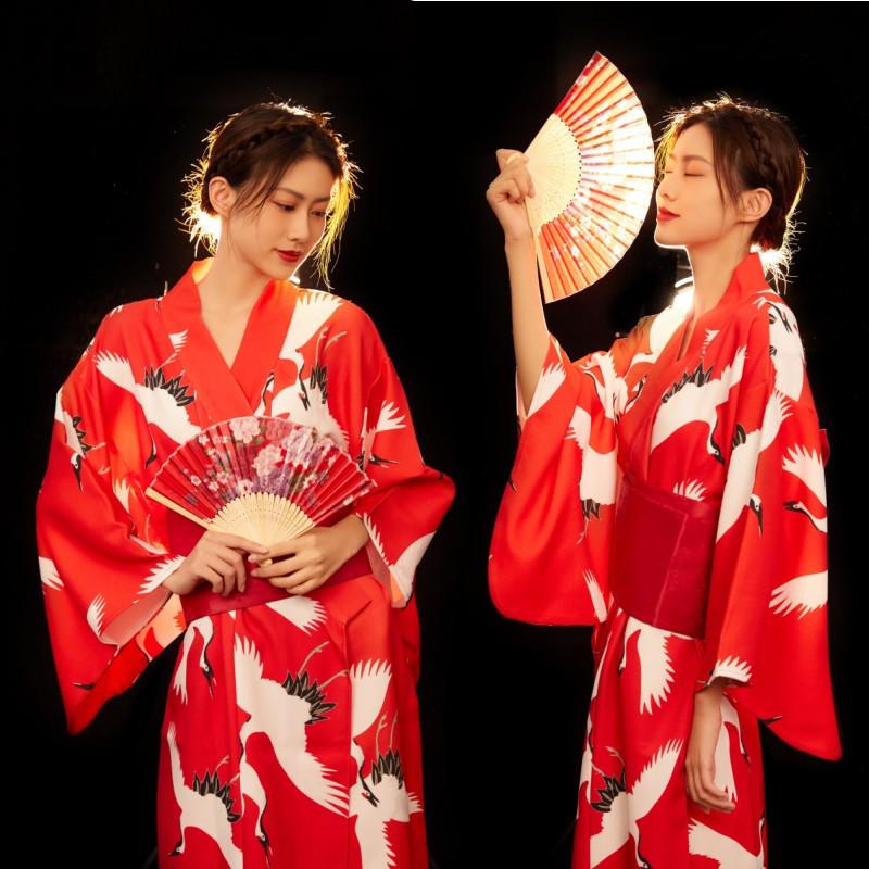 Dámské japonské kimono a yukata šaty pro formální fotografování