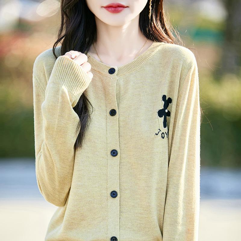 Lekki kardigan damski wykonany w 50% z wełny i w 50% z jedwabiu morwowego – uniwersalny sweter na 4 pory roku zapewniający całoroczny komfort i styl