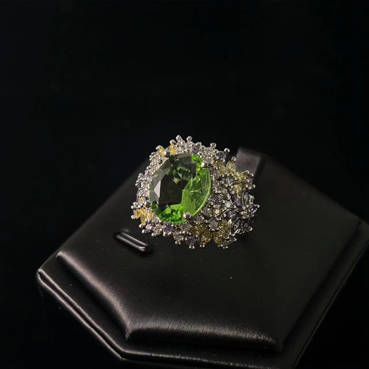 

Тяжелая Промышленность Мятно-Зеленое Кольцо-Сокровище Высокий Нишевый Дизайн Полностью Усыпанное Алмазами Универсальное Кольцо с Характером Adjustable opening зелёный