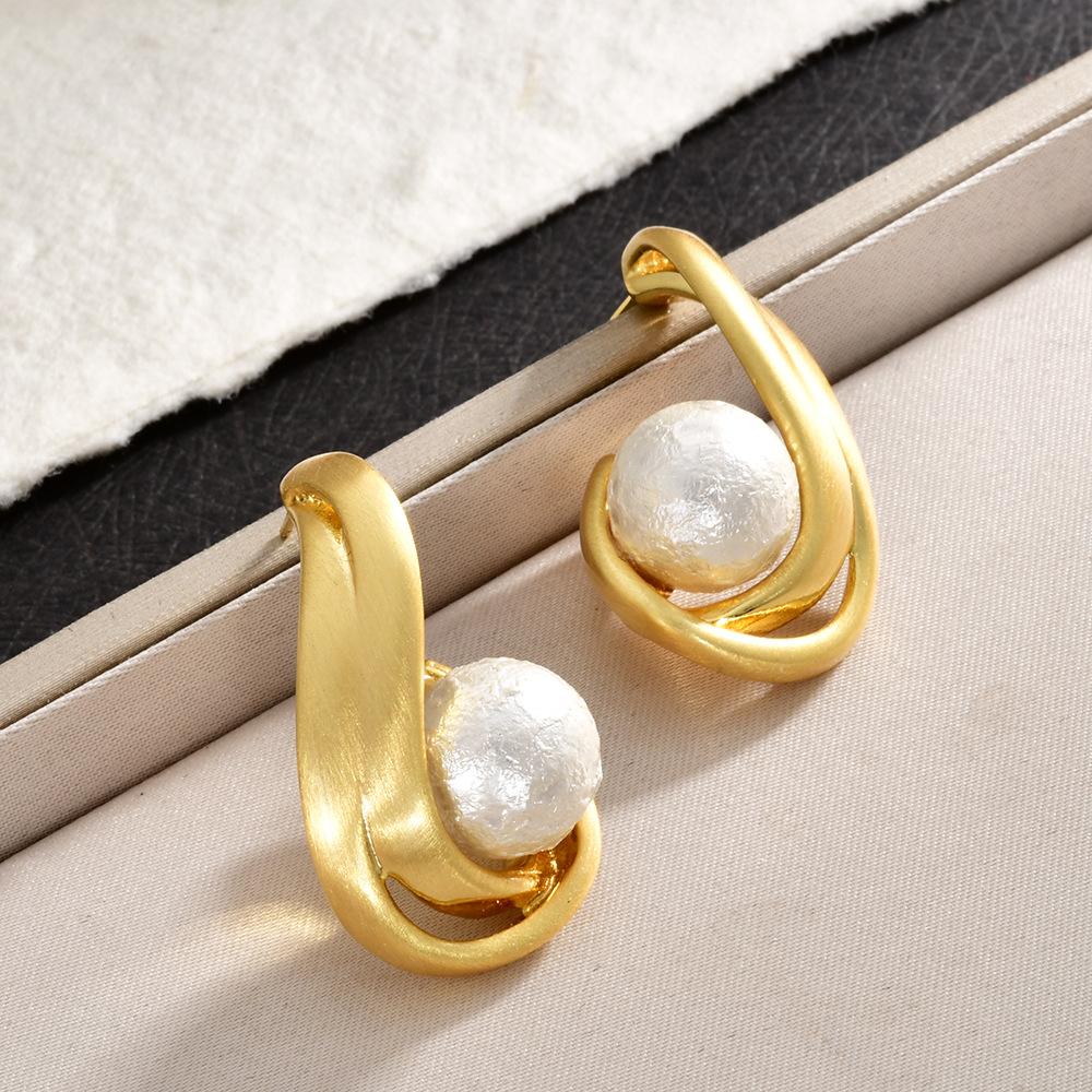 Vintage Minimalistische Ohrstecker mit Wirbelblatt-Design in gebürstetem Gold und texturierten Baumwollperlen für Damen