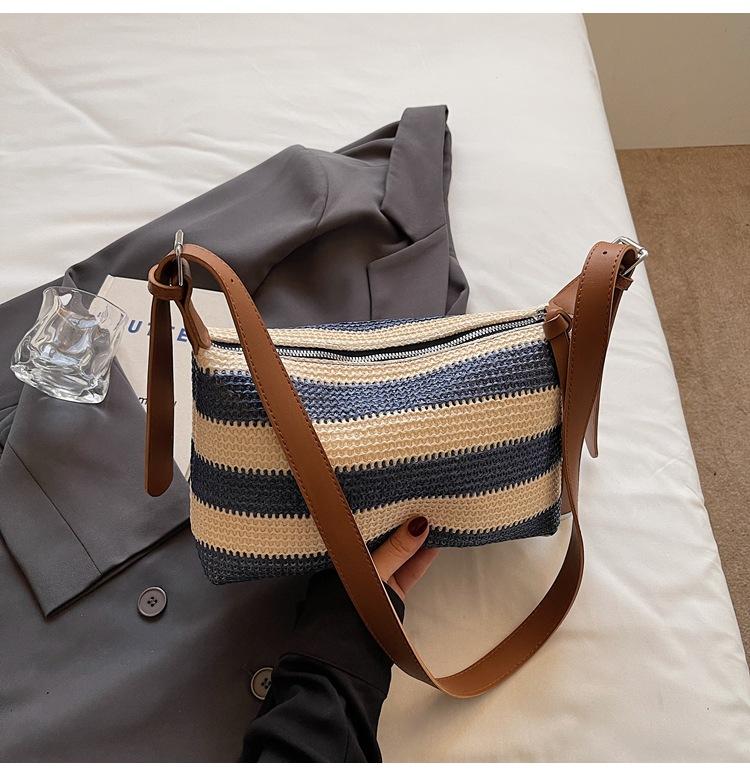 

2025 high-end contrasting color striped woven bag large-capacity shoulder underarm bag casual foreign gas bucket bag messenger bag синий