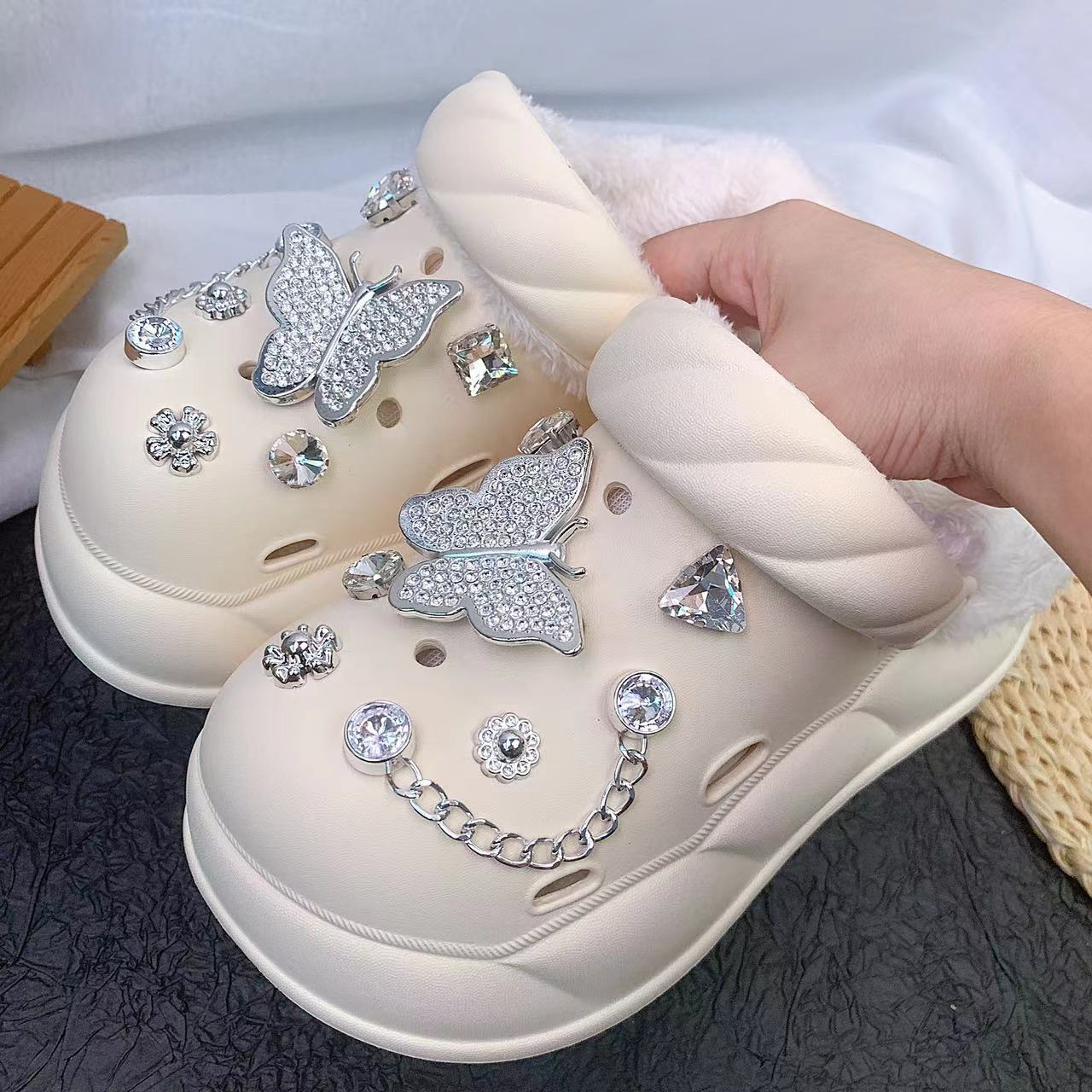 

Новые хлопковые туфли с толстой подошвой и отверстиями, женский серебристый костюм с бабочками, зимняя модная обувь-маффины, удобные туфли с отверстиями 40/41