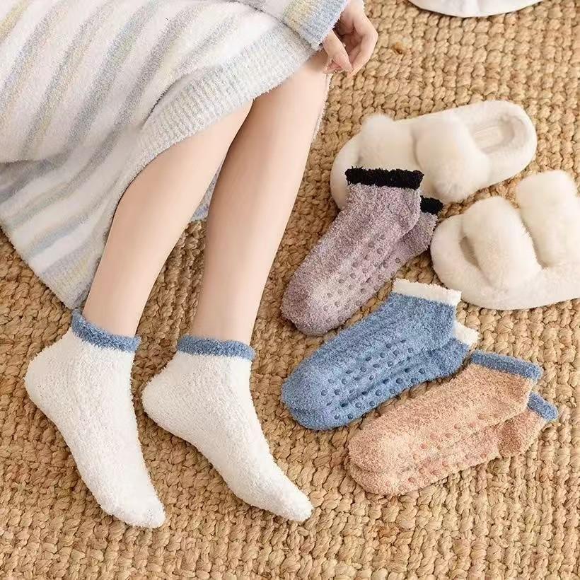 Women's Winter Floor Socks Non-slip Rubber Short Socks with Grip Non-slip Coral Fleece Socks Slippers Socks