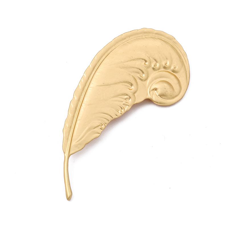 Baroque-Style Metal Brooch: Vintage European & American Design for High-End Fashion