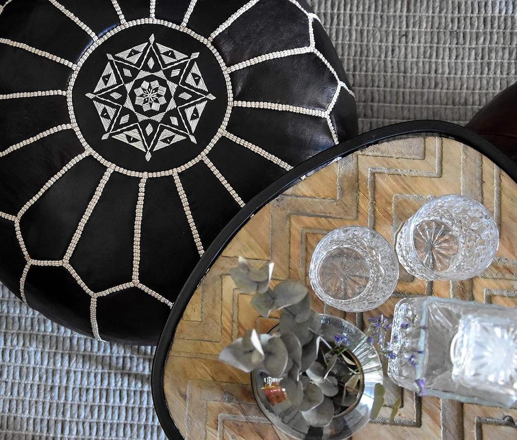 Handgefertigter marokkanischer Pouf aus schwarzem Echtleder – ungefüllt, mit aufwendiger Stickerei – Multifunktionaler Ottoman