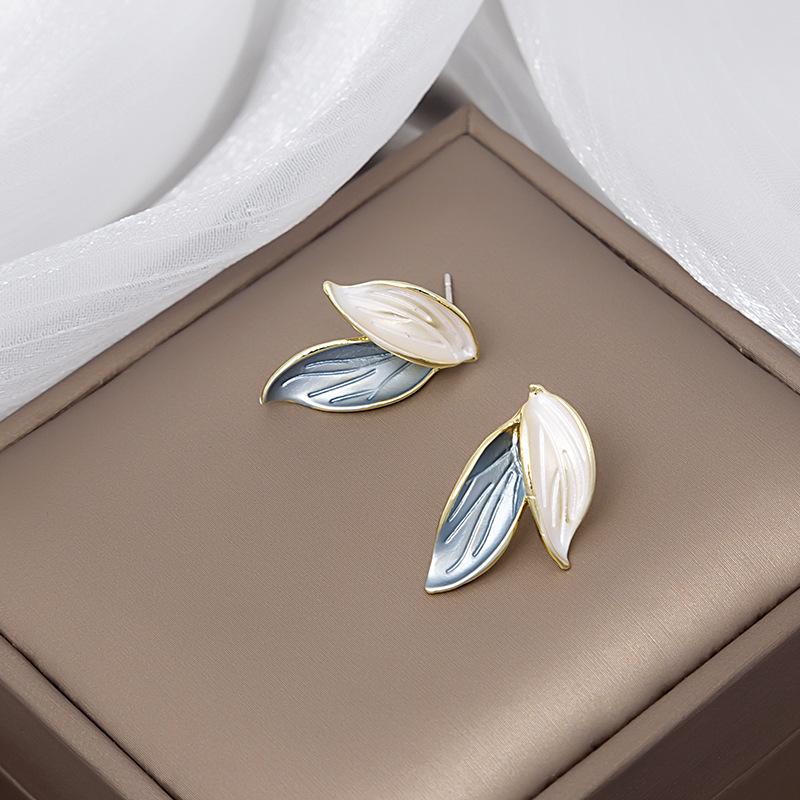 Morandi Contrasting Leaf Stud Earrings Dripping Oil Exquisite Small Earrings Fashionable Fringed Bear