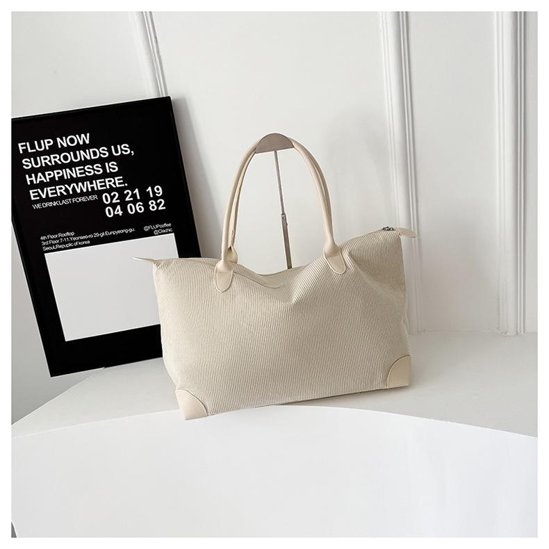 Versatile Large Capacity Casual Tote: Portable Single Shoulder Bag for Commuting or Short Trips