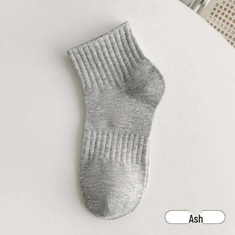 Trendy Black and White Unisex Low-Top Short Socks – Sweat-absorbent and Perfect for Autumn/Winter Sports and Couples.