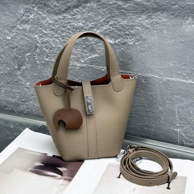 

Универсальная сумка-шоппер из кожи с изменяемым плечевым ремнем