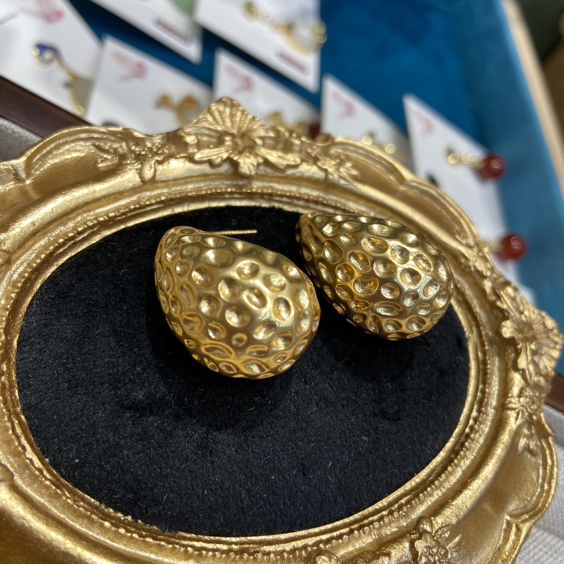 Fashion Temperament Exaggerated Metal Three-Dimensional Water Drop Stud Earrings Copper Plated Real Gold Irregular Hammer Hollow Earrings