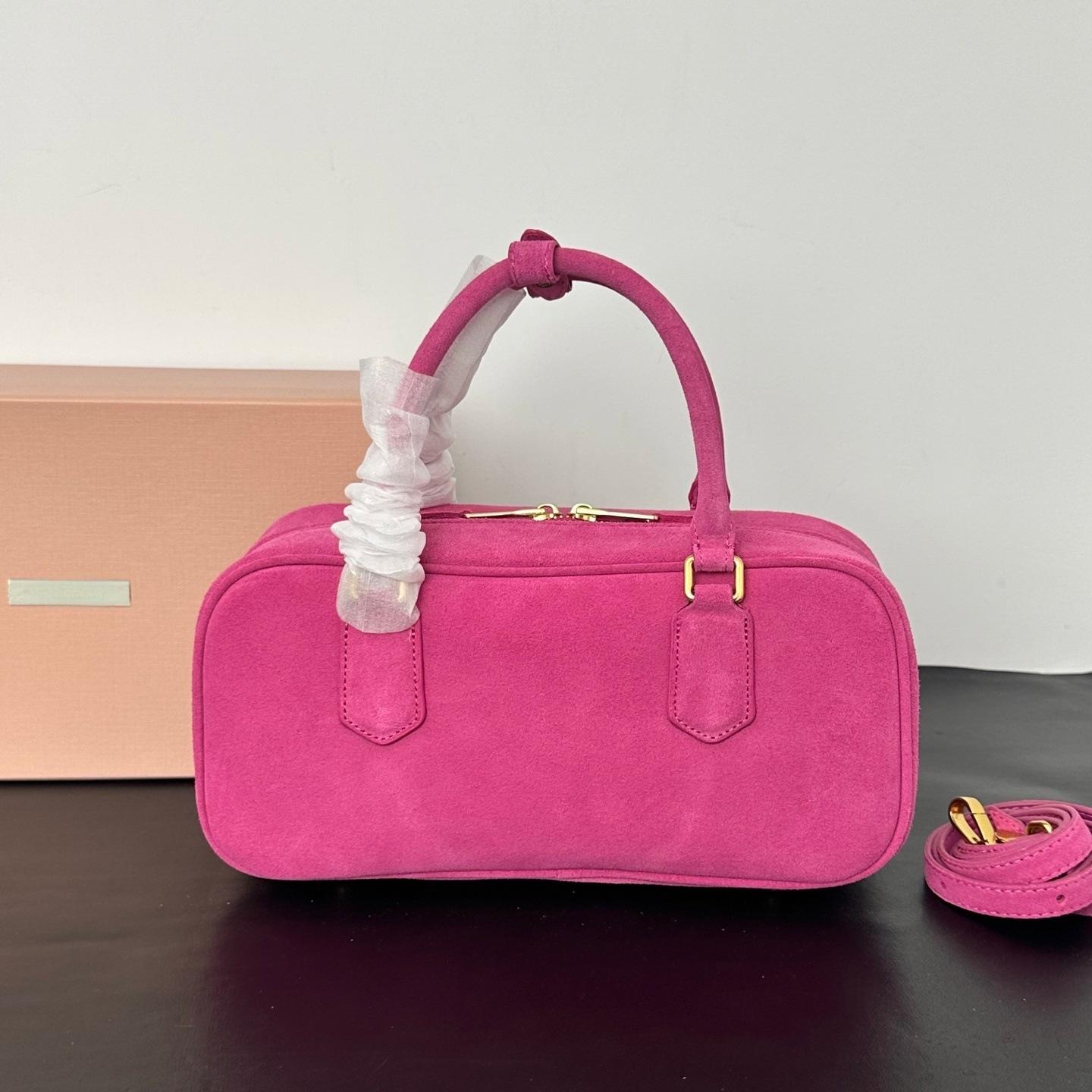 

Сумка-мяч Miu Series Classic Preservation Женская из коровьей кожи Высококачественная кожа Сумка с верхней ручкой Замшевая коровья кожа Одно отделение Сумка через плечо 22cm with Letter Matching Hardware розы красного