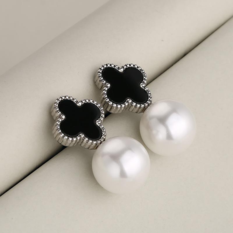 Fashionable, minimalist, retro Korean version Lucky Clover Pearl stainless steel earrings