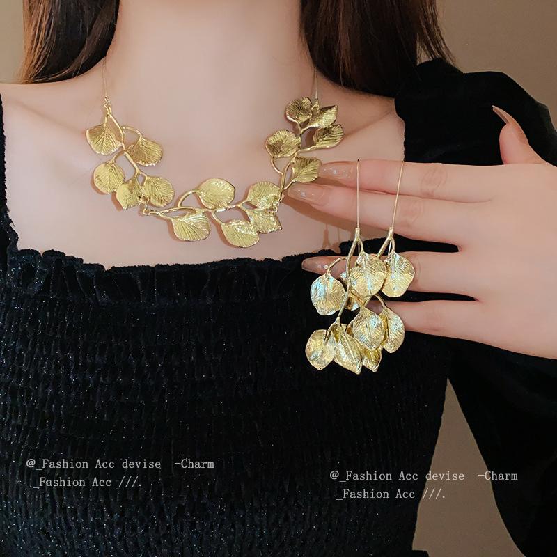 Metal Leaf Chain Pull Necklace European and American Personality Fashion Collarbone Chain Retro Exaggerated Design Jewelry