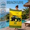 מגבת חוף עם לוגו John Deere, מתייבשת במהירות, קלה לטיפול, מתאימה גם לאימוני כושר וגם לחופשות חוף, ציוד חיוני לספורט