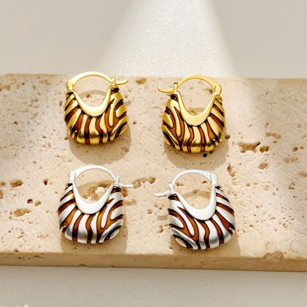 Women's Fashionable Ear Buckles with Gilded zebra Texture, High-end Basket Earrings, Versatile and Light Luxury Style