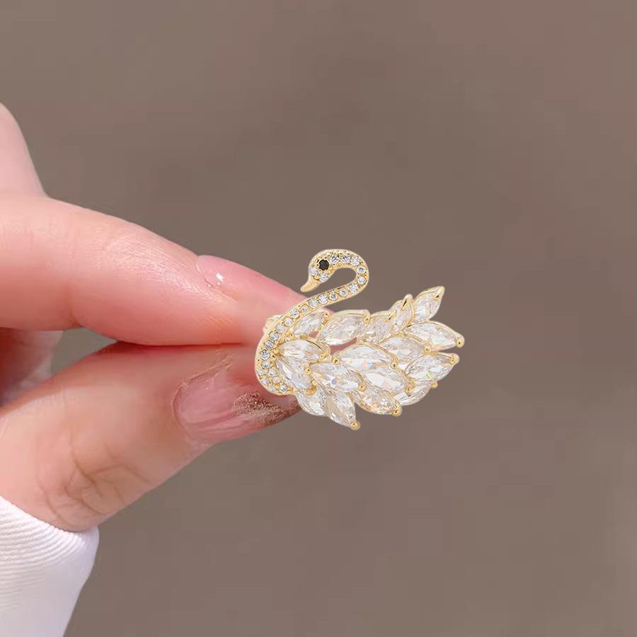 

Розкішна кришталева брошка-лебідь, жіноча літня застібка проти відблисків, вишукана брошка, креативна шпилька та шпилька для коміра золотий