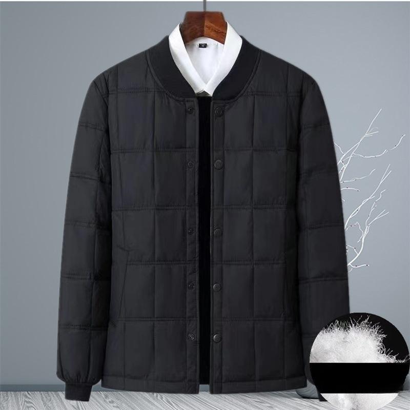 

Зимой пожилой дедушка в пуховике носит теплую одежду внутри и снаружи, а отец в повседневном пуховике XL