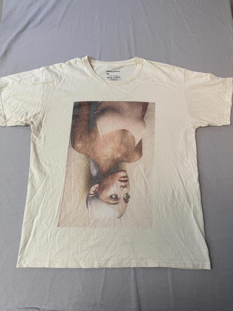 Ariana Grande T-shirt Sweetener Tour Upside Down 18