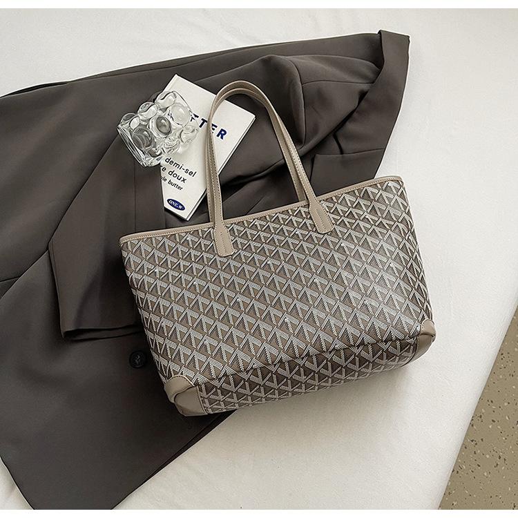 

2025 новая сумка-тоут большой вместимости, персонализированная клетчатая сумочка размера, повседневная, в иностранном стиле, женская наплечная сумка