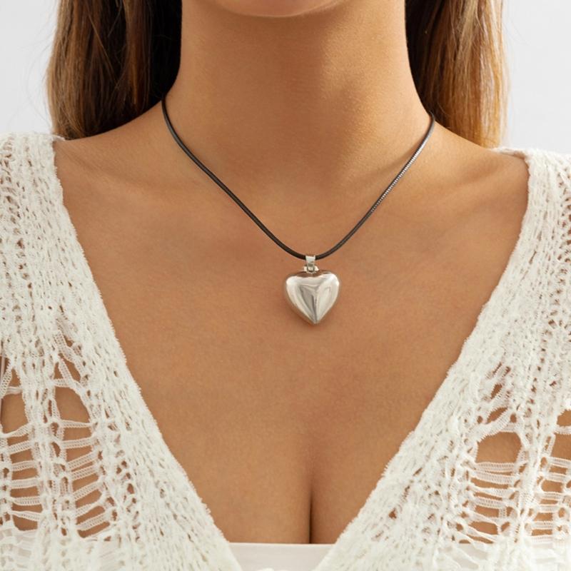 Fashion Trend Niche Sense Heart Leather Rope Collarbone Chain Temperament Simple Cold Wind Silver Love-shape Necklace
