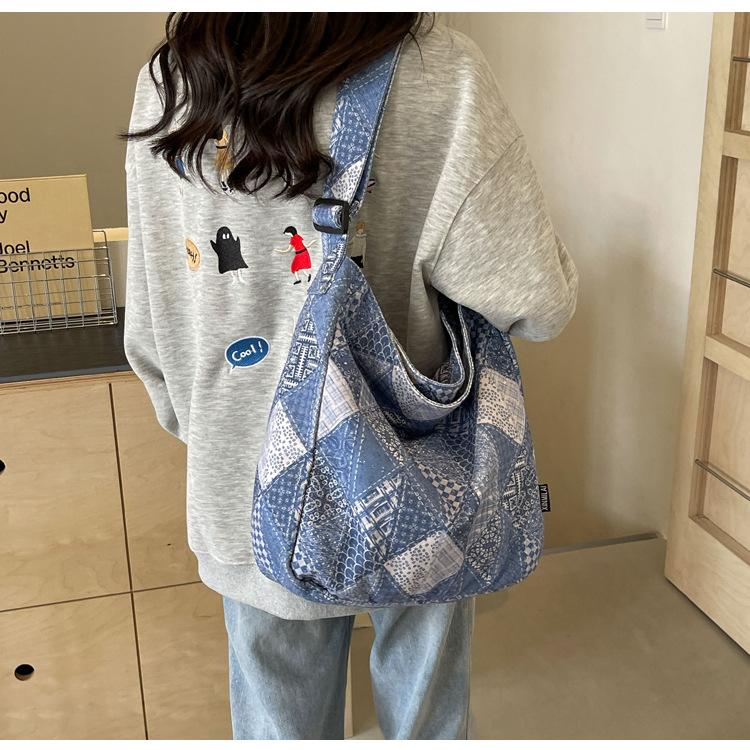 Женская большая вместительная пригородная сумка через плечо — фото 16