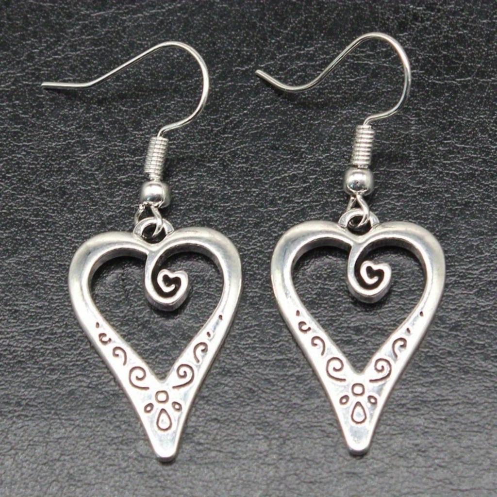 1 Pair of Retro Style Hollow Heart-shaped Pendant Earrings, Casual Decoration - The Perfect Gift for Her