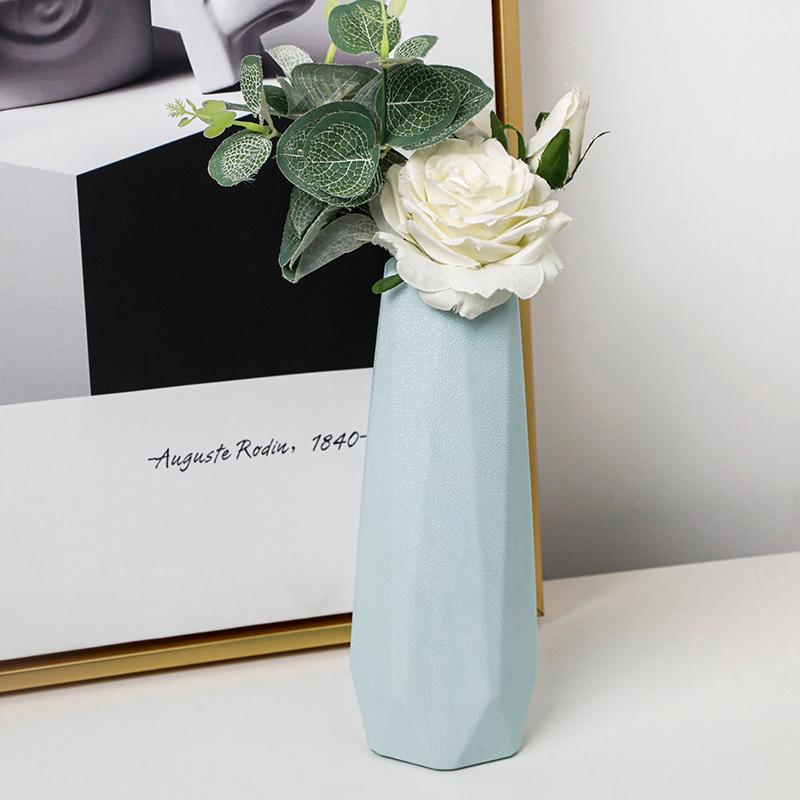 Nordic Style Round Plastic Vase - Fashionable, Simple, Anti-Fall Porcelain Imitation for Home Decoration and Flower Arrangements.
