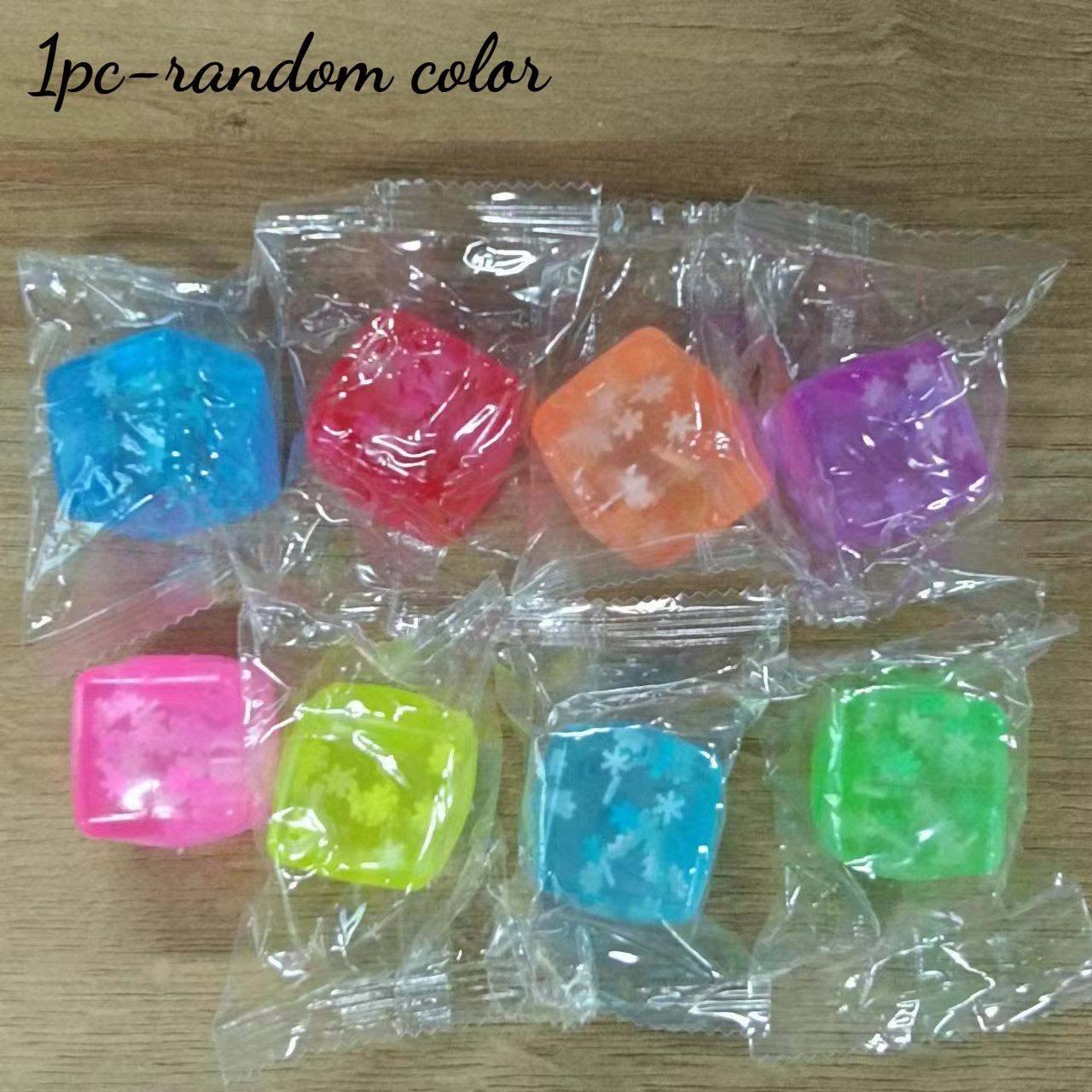 

Ice Cube Squishy Stress Ball, Soft Gel Sensory Fidget Toy, Ideal Anxiety Relief And Pressure Reliever For Daily Use світло-сірого кольору