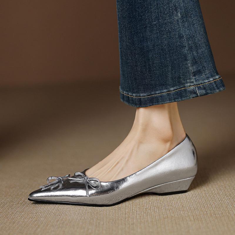 

Новые повседневные туфли на танкетке однотонные с острым носком резиновая мягкая подошва на одну педаль для ношения в любое время года женская обувь на низком каблуке женские туфли-лодочки 40 серебряный