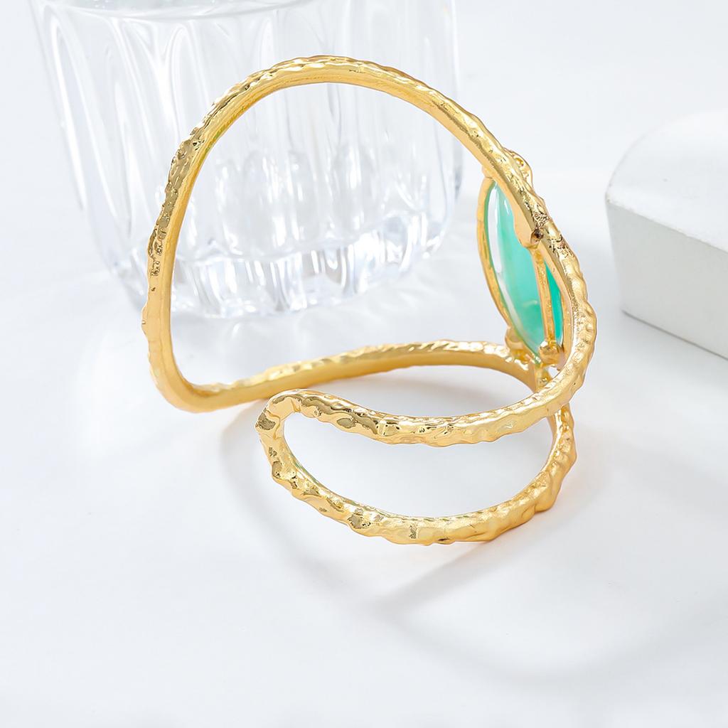 Retro-Stile Elegantes Goldfarbenes Rankenmuster Tropfenförmiger Armreif Bequem Robuste Legierung Acryl für Büro- und Partykleidung