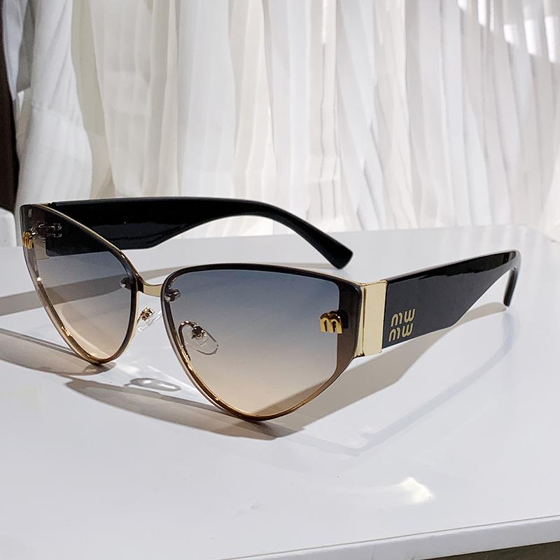 

2025 Новые солнцезащитные очки «кошачий глаз» с буквой M Интернет-знаменитости Ins Те же ретро-солнцезащитные очки, модные женские солнцезащитные очки 90315