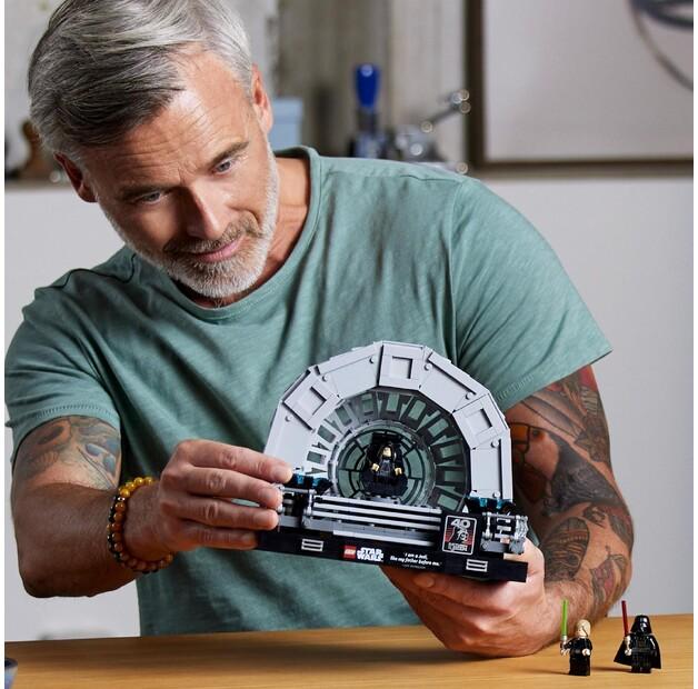 LEGO Star Wars 75352 Diorama: The Emperor's Throne Room