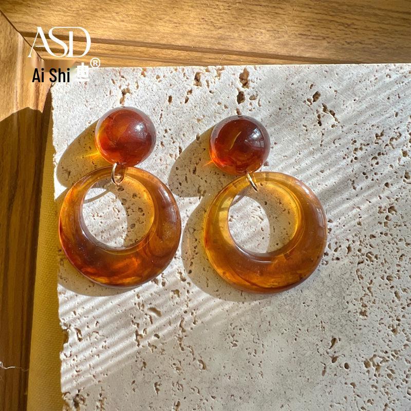 Hong Kong Style Retro Polka Dot Earrings: Playful Red Ear Clips for Girls and Women