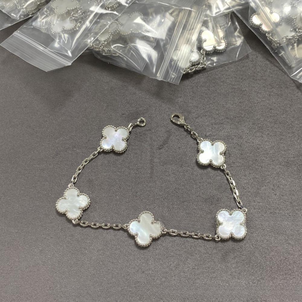 Hochwertiger roter Chalcedon Laser vierblättriges Kleeblatt fünfblütiges Armband 18K Roségold leichter Luxusschmuck Geschenk für Freundin