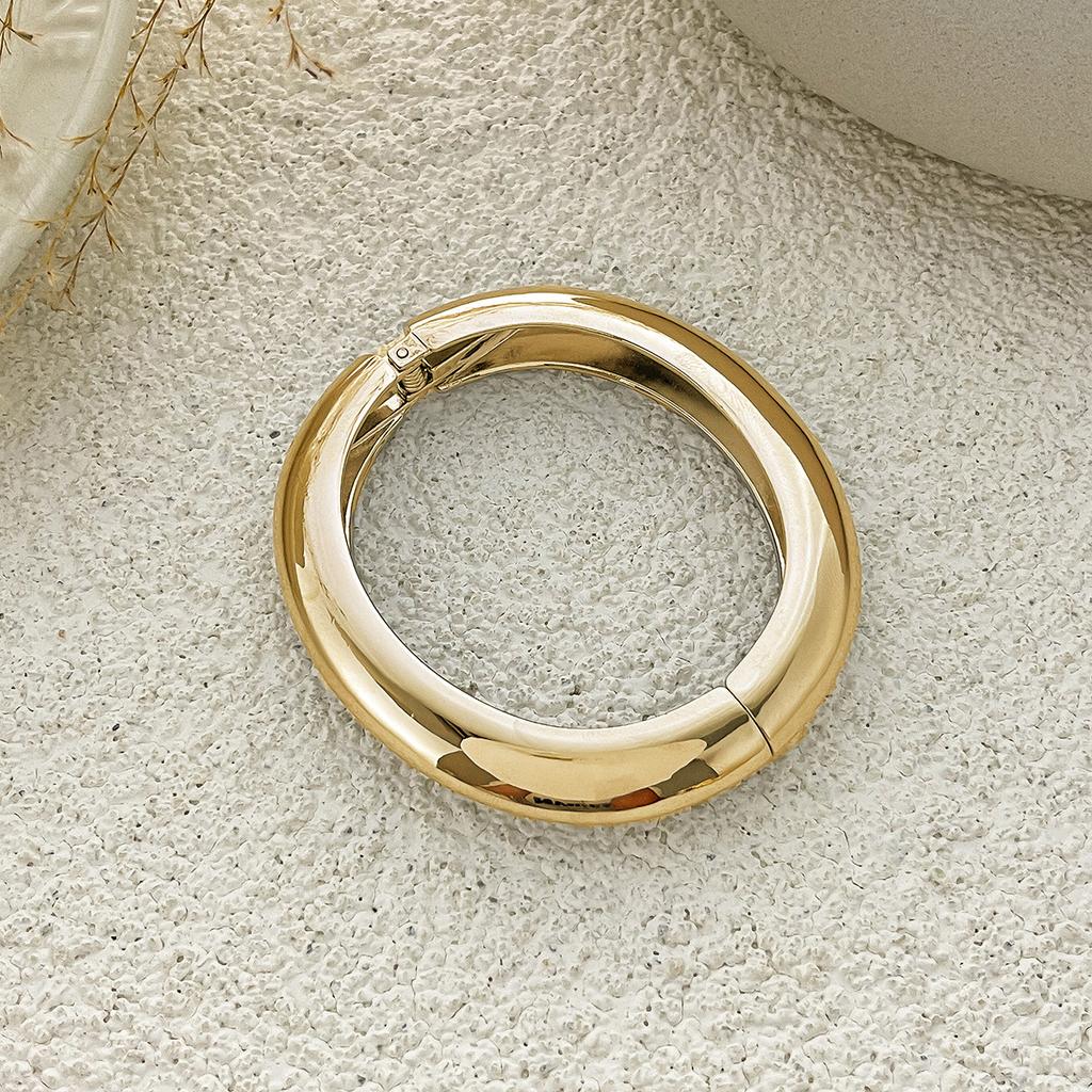 Übertriebene Metalltextur Facettenschliff Breites Armband Armband Design Sinn Geometrisch Unregelmäßiges Armband Weiblich