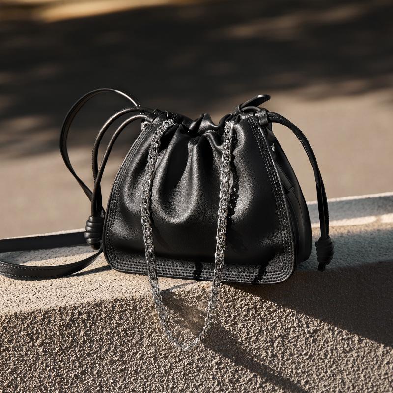 

Mrs. Qiao Bag 2025 New Niche Pleated Underarm Bag for Women High-End Single Shoulder Crossbody Bag Genuine Leather Women s Bag Long22CM、Wide8CM、 Hig чёрный