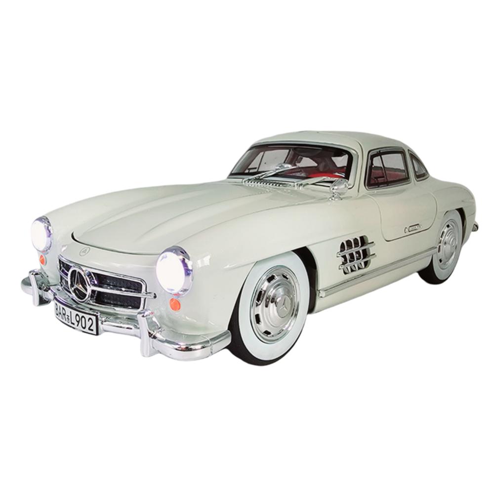 Mercedes-Benz 300SL Gullwing Coupe 1:24 Scale Diecast Model Car - White Edition