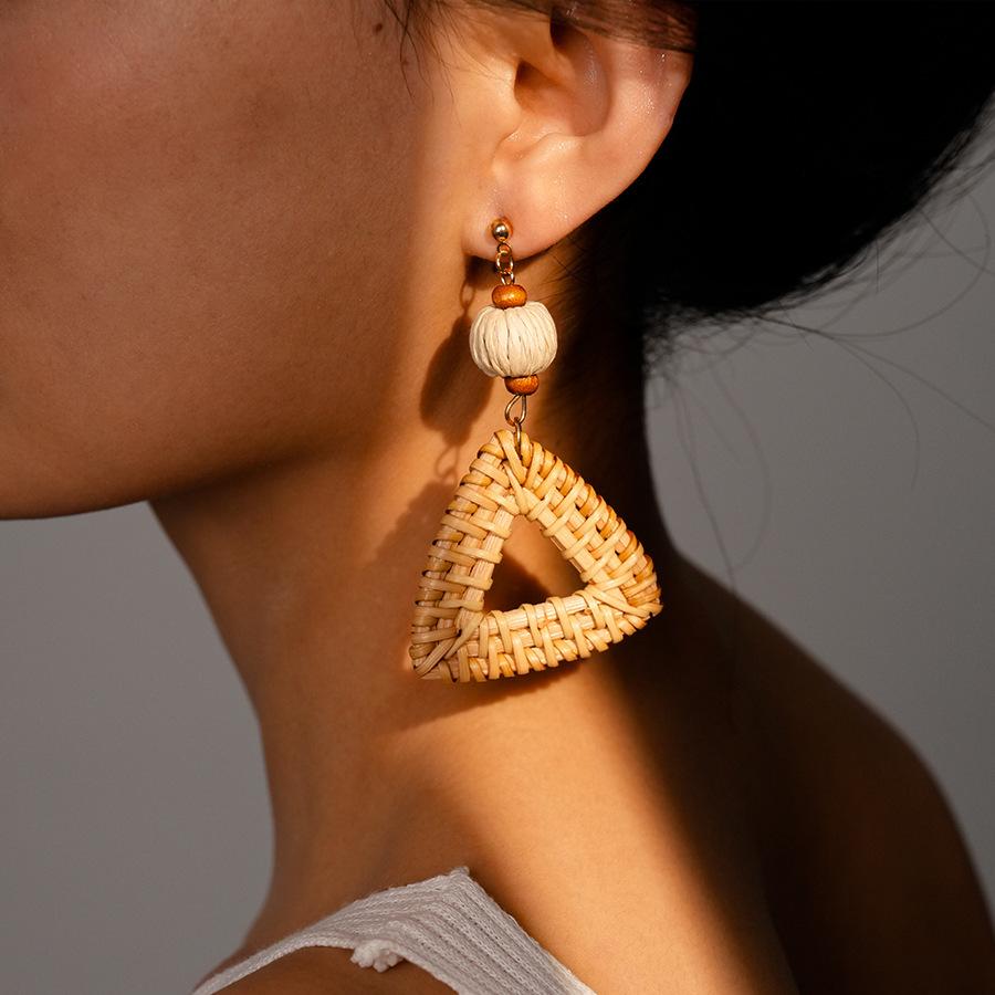 

Кавового кольору дерев яні намистини сережки-краплі з китицями в ретро етнічному стилі