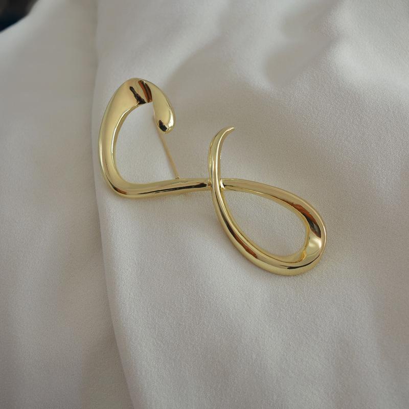 Stylová kovová brož ve tvaru osmičky: Evropský a americký high-end design, trendy doplněk ke kabátu