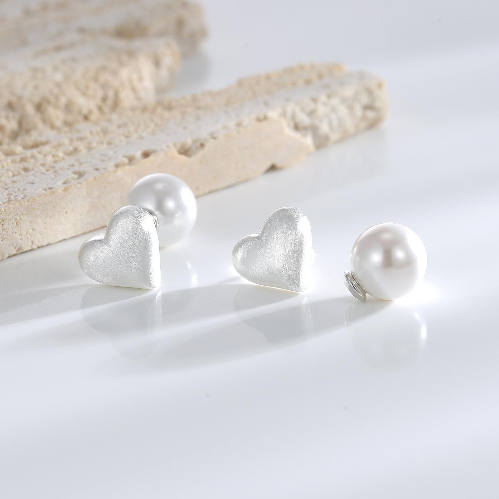 

Новинка, пара серег-гвоздиков из матового металла с несколькими необычными дизайнами, а также высококачественные серьги с жемчугом и серьги-гвоздики.