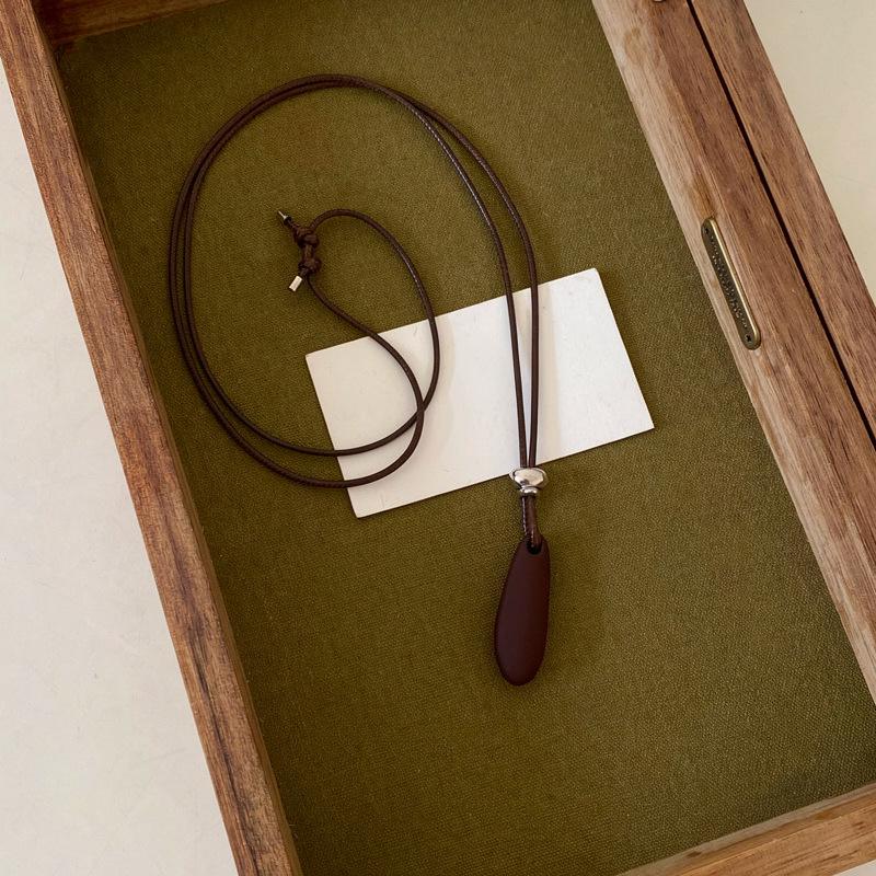 Elegant Minimalist Water Drop Pendant Necklace for Women - High-End Clavicle Chain, Fashionable & Versatile Accessory