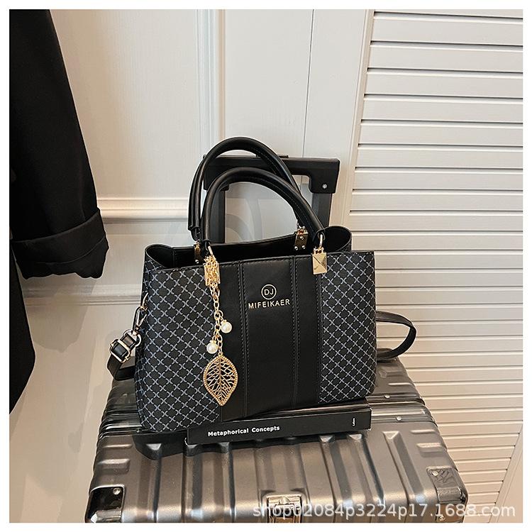 

2025 new color matching large-capacity portable women s bag printed Korean version pendant with simple personality single shoulder messenger bag чорний