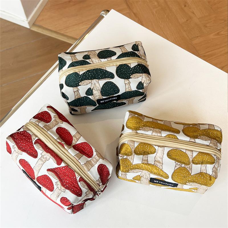 Large Mushroom Print Cosmetic Bag Portable Zipper Makeup Pouch For Daily Use